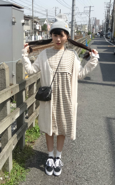 在日本等待電車通過穿搭