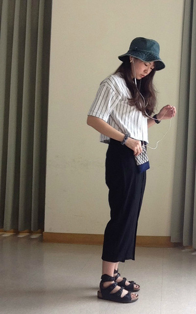 黑白帶點藍
