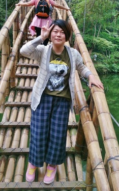 帶北極熊去登山的女孩