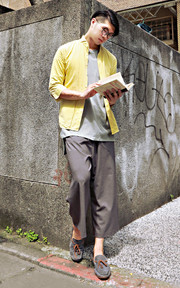 HOT DUDES READING 黃色文藝中年男子～