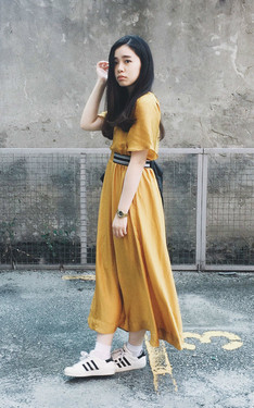時尚穿搭：袈裟黃色的長洋裝