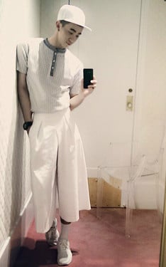 /白裙棒球男孩