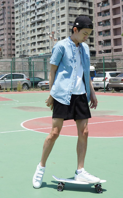 大中午溜滑板差點中暑