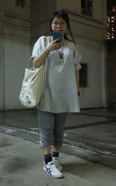 下大雨的藍色小孩