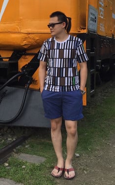 藍與紅. 穿夾腳拖也不能忘記搭配