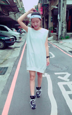 WHITE 女孩