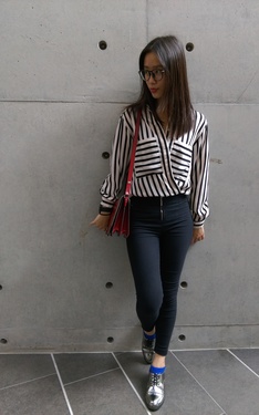 等待。