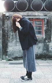 只有黑灰