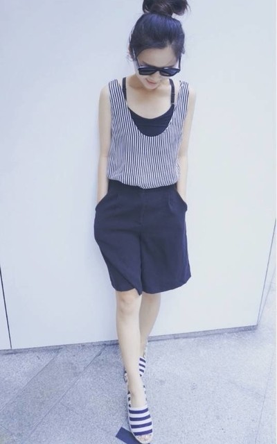 率性BLACKxWHITE條紋搭配，成為繽紛色彩夏天中的注目焦點♥