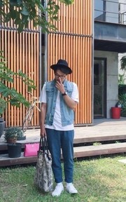 清爽的藍白色