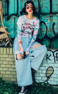 走在街頭的女子 是否都有一些些心事....(周慧敏年代)