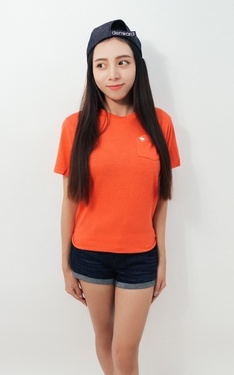 引人注目的簡單休閒女孩穿搭 