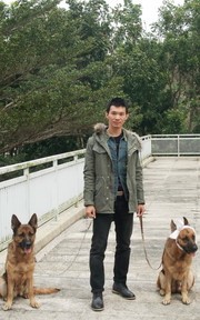 兩狗一人