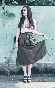 白色和墨綠的工作風