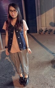 滿衣櫃黑灰深色中難得的粉色系