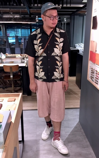 夏威夷襯衫（？）＋粉紅寬褲＋鴨舌帽＋白鞋＝阿伯出門逛街。