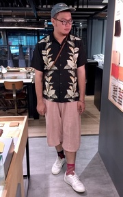 夏威夷襯衫（？）＋粉紅寬褲＋鴨舌帽＋白鞋＝阿伯出門逛街。