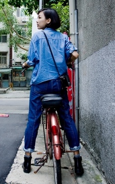 AM 11:33，民生社區的街道上。