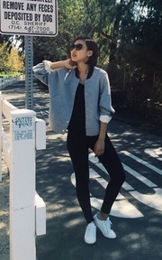 AM 11:43，Taking a Walk。