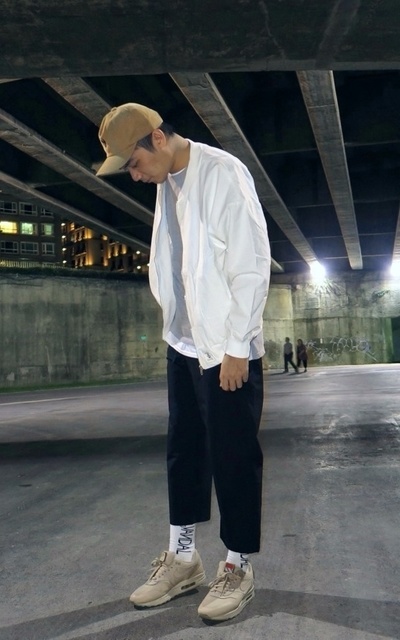 休閒的 層次穿搭 以淺色系為主 