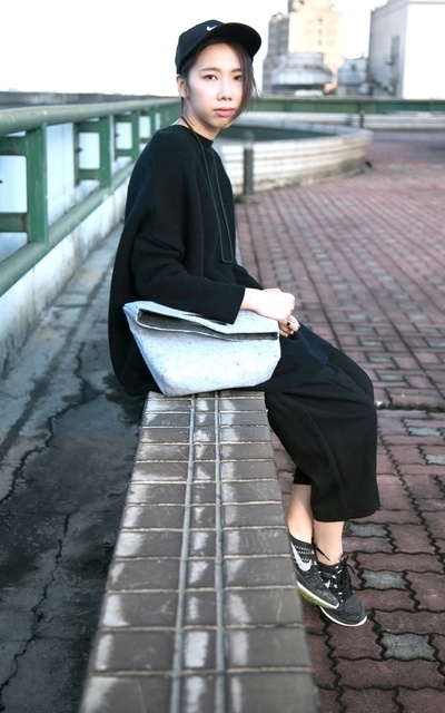 黑色女打仔 The girl in black