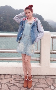 天冷94硬要穿裙子啊 ~