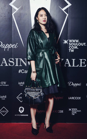 OUTFIT《 龐德女郎怕冷，決定哪裡都不露了 》