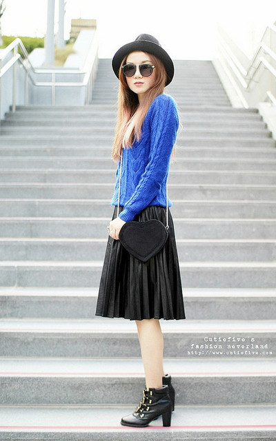 MONDAY BLUE