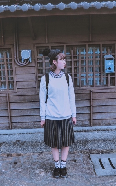 窗簾裙女孩