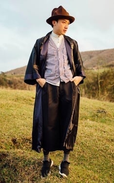 於是轉身向山裡走去