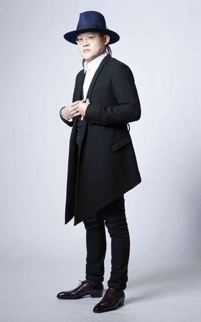秋冬紳士.藍X紫X不對稱羊毛大衣.Photo by GQ
