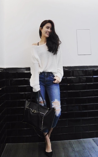白色垂肩針織＋修身牛仔褲