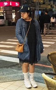 穿著洋裝藏肚大吃囉