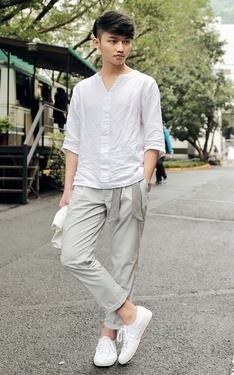 就算穿白的還是一臉兇樣XD