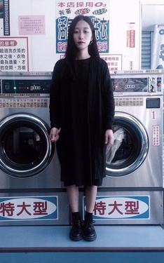 等衣服時的洗衣店一拍