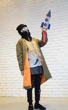 聽說大明星下飛機都要遮得讓人認不出來，那掐掐下火箭包成這樣有比較厲害吧!!!