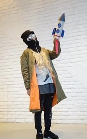 聽說大明星下飛機都要遮得讓人認不出來，那掐掐下火箭包成這樣有比較厲害吧!!!