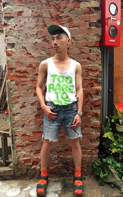陰天俏皮男孩