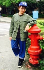 藍色系的帽子和寬管褲