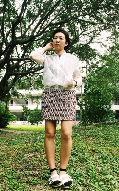 勃肯鞋與襪子與洋裝