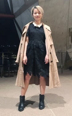 風衣女子