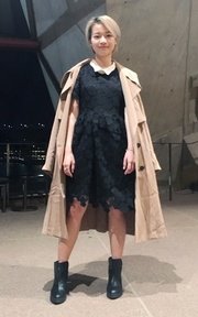 風衣女子