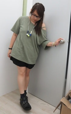 軍綠色和黑色是絕配