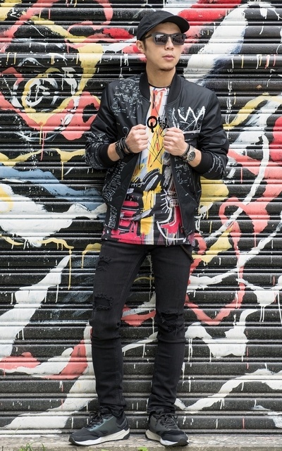 向80年代的紐約街頭塗鴉藝術家Basquiat致敬