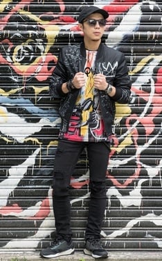 向80年代的紐約街頭塗鴉藝術家Basquiat致敬