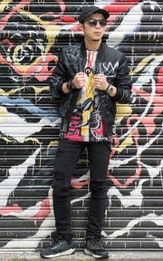 向80年代的紐約街頭塗鴉藝術家Basquiat致敬
