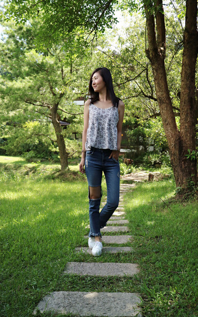 花花草草搭配花花背心破破褲子，完美