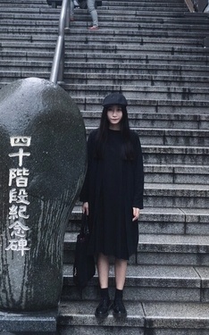 時尚穿搭：韓國釜山遊黑色系列風格穿搭之淋雨拍照