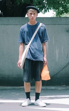 One Day : 媽媽我還是好熱的走下去買早餐。