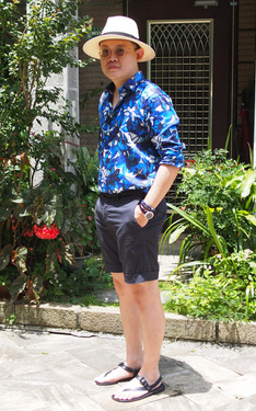時尚穿搭：夏季紳士.綻放的藍色花朵